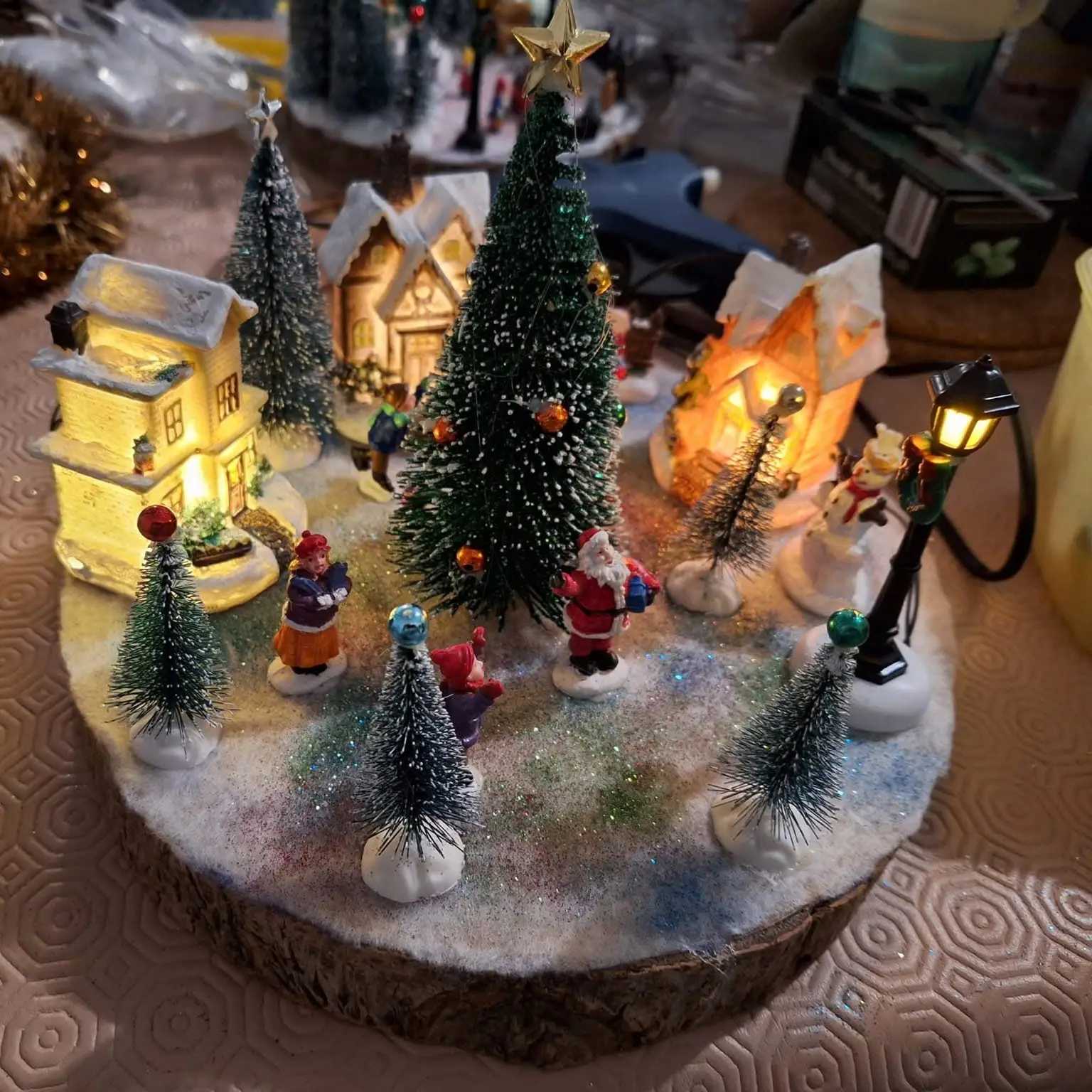 Village de Noël illuminé réalisé à la main
